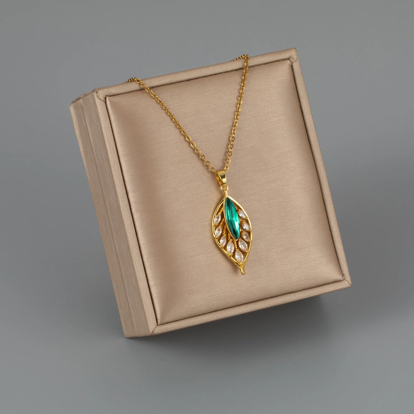 Simple Palm Leaf Necklace with Cubic Zirconia Pendant | Elegant Fashion Jewelry
