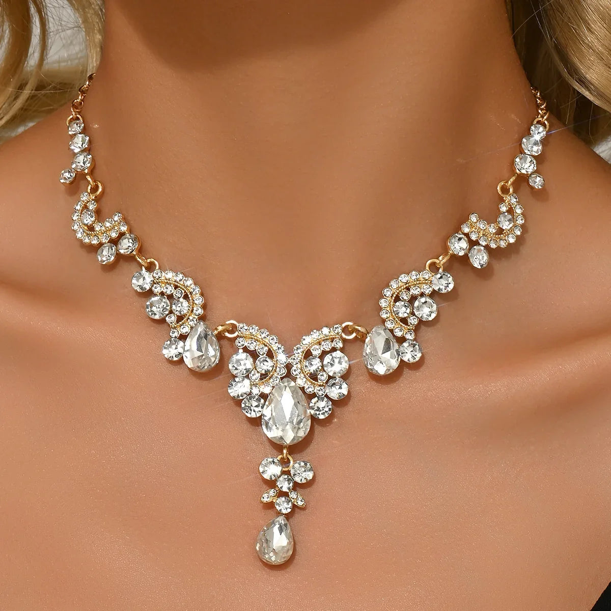 Water Drop Leaf Necklace | Women's Fashion Jewelry for Date and Party