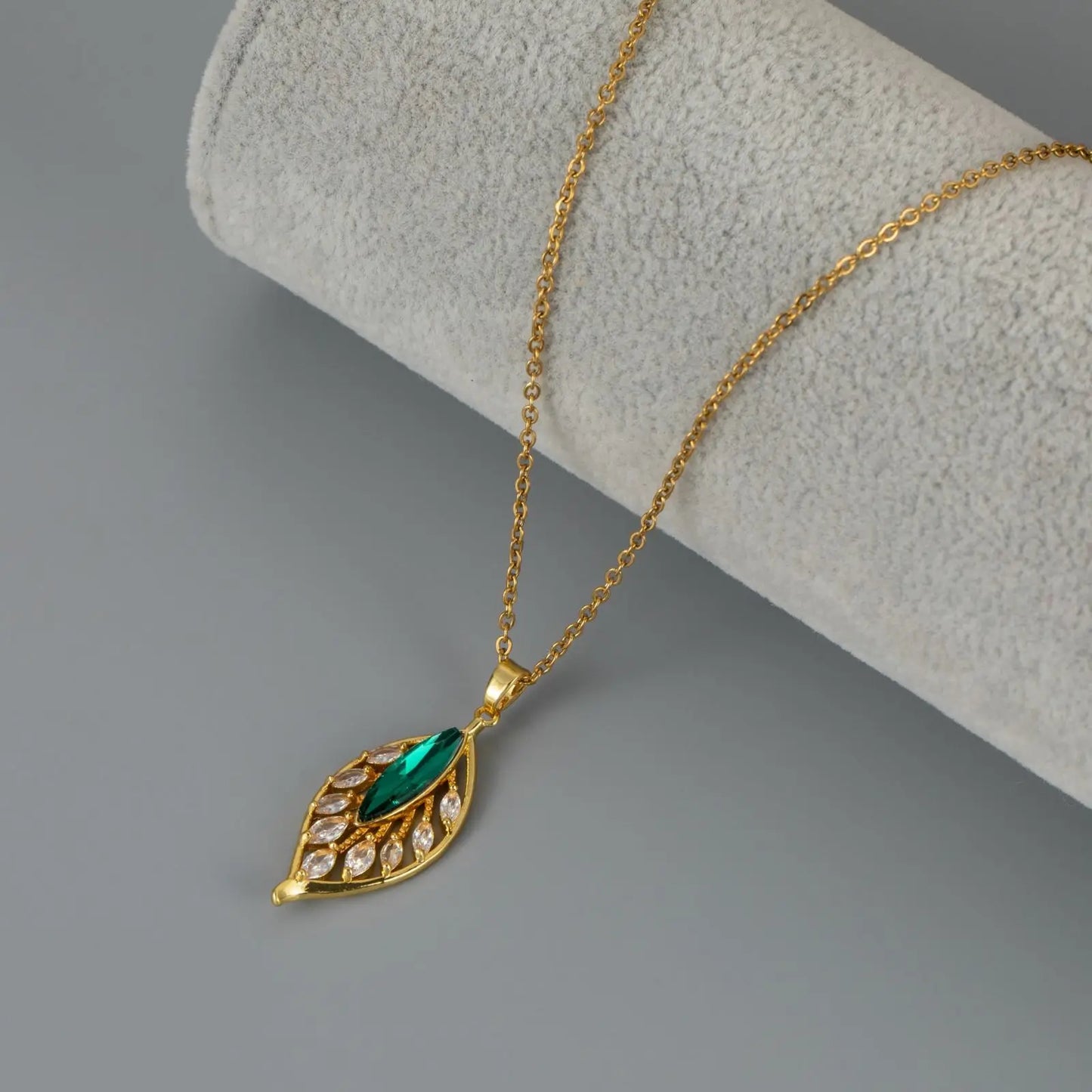 Simple Palm Leaf Necklace with Cubic Zirconia Pendant | Elegant Fashion Jewelry